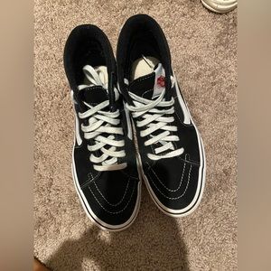 Vans unisex black and white shoes size 8